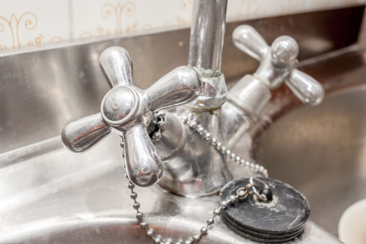 How to Fix a Leaky Faucet ?